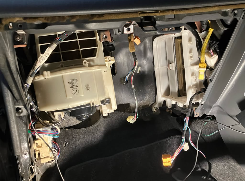 【尼崎市】AE111レビンのエアコン修理｜冷えない原因「エバポレーター」交換で快適空間が復活！